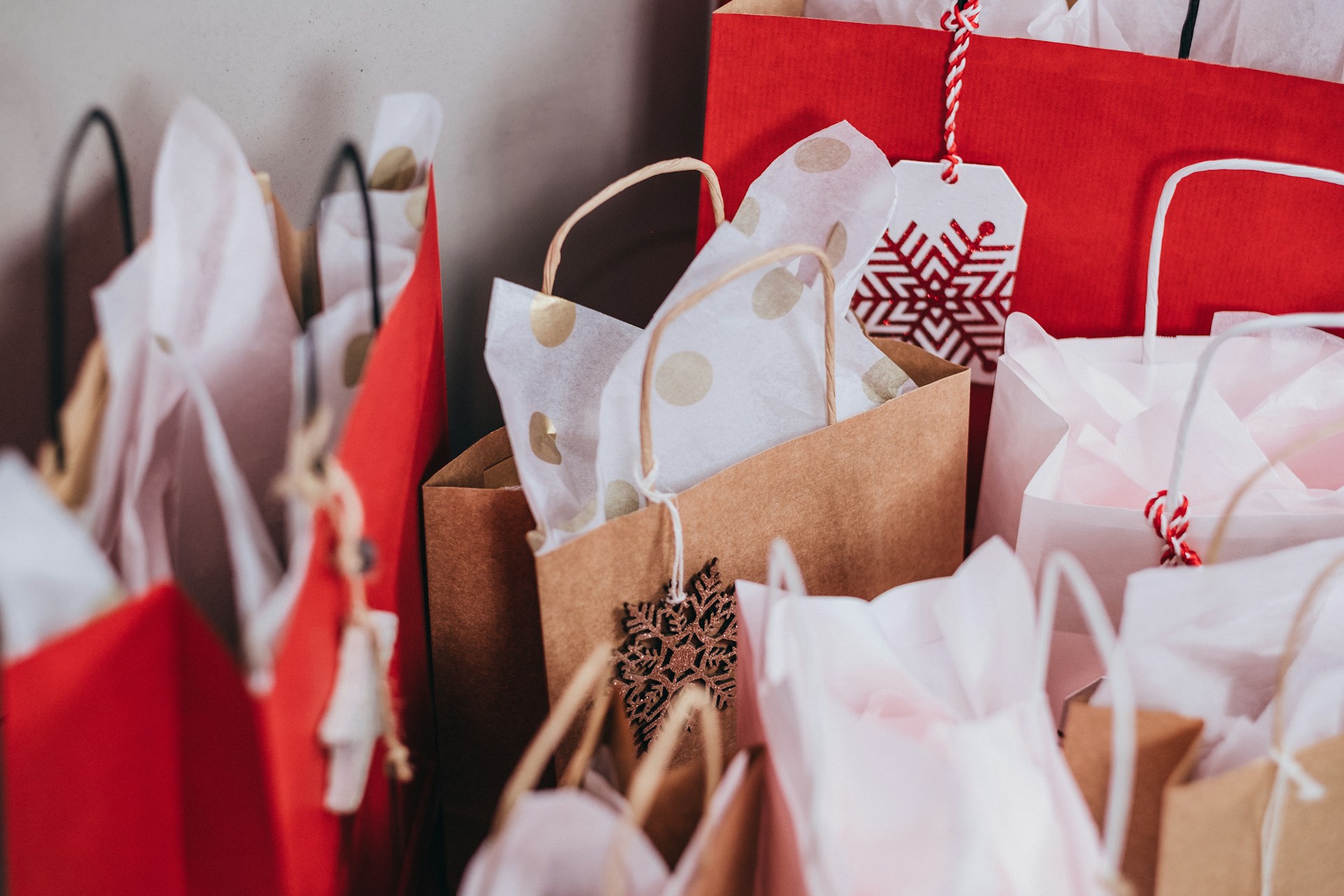 Várias sacolas de presentes de Natal reunidas