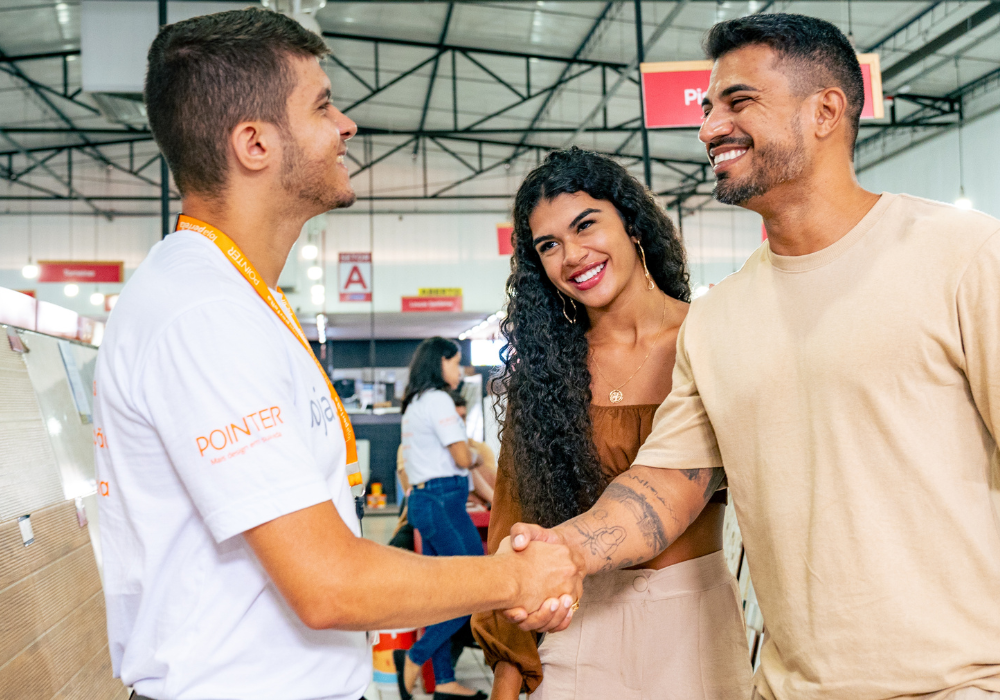 Cliente apertando a mão de vendedor em loja de materiais de construção